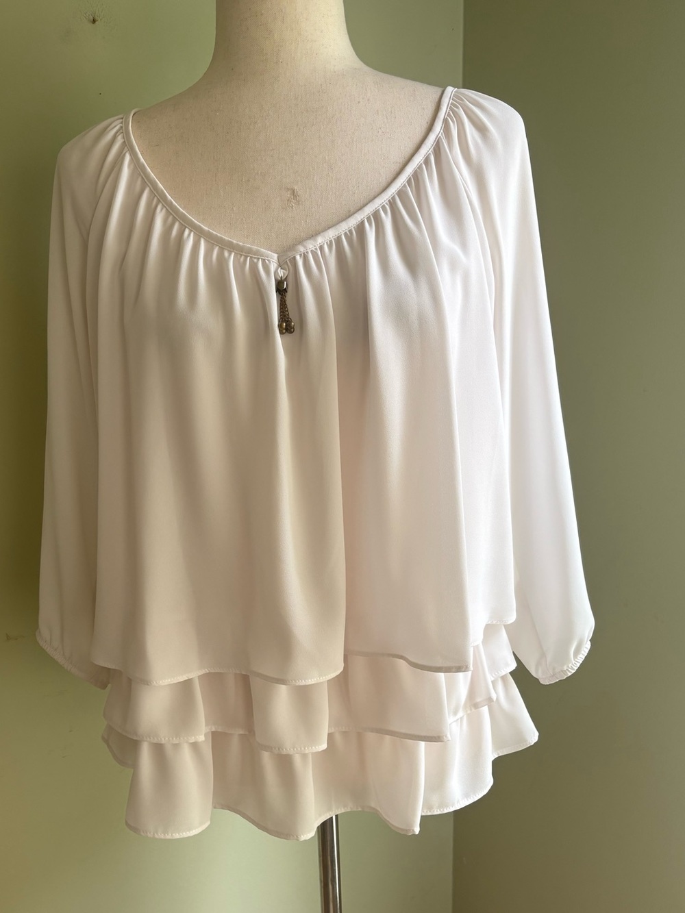 Joseph Ribkoff Layered Chiffon Blouse w/long blouson sleeves. White sz 6. Lovely